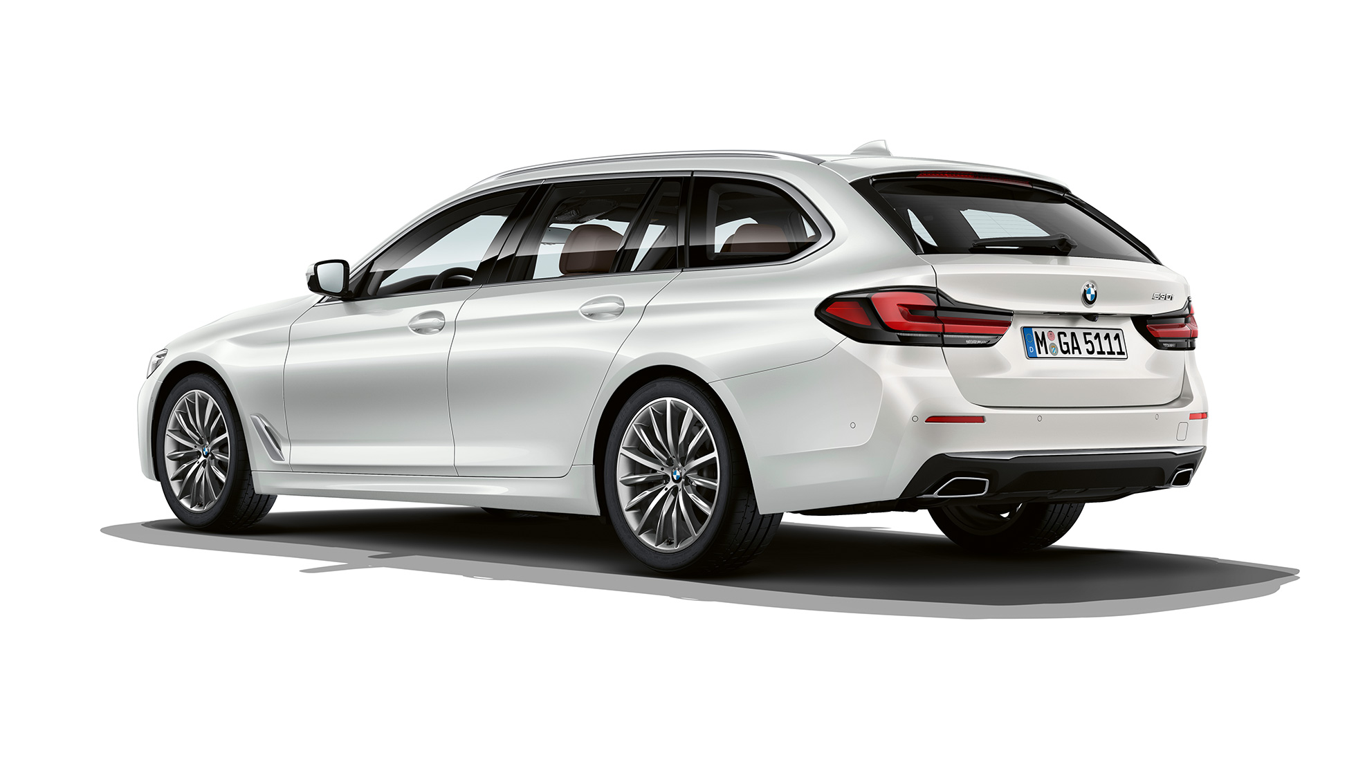 BMW radu 5 Touring G31 Luxury Line zadný pohľad BMW radu 5 Touring 530i G31 2020 Luxury Line Mineral White zadobočný pohľad