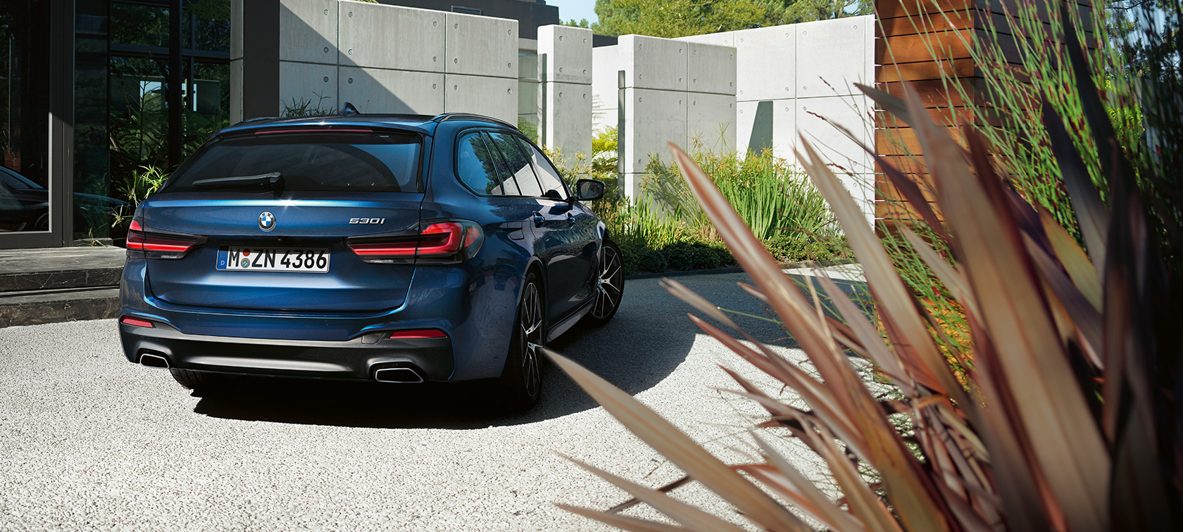 Príslušenstvo BMW radu 5 Touring G31 BMW radu 5 Touring a BMW strešný box 520 G31 Facelift 2020 predobočný záber statický
