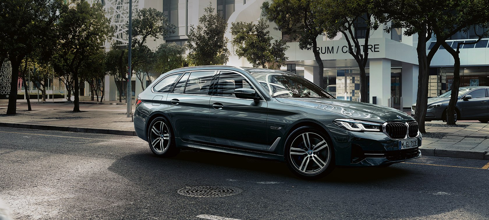 BMW radu 5 Touring G31 Facelift 2020 Sophisto Grey predobočný pohľad jazdný