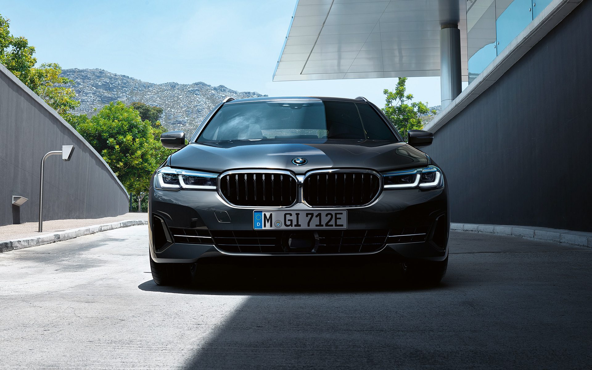 BMW obličky a predný nástavec BMW radu 5 Touring G31 LCI BMW obličky a predný nástavec BMW radu 5 Touring G31 Facelift 2020 Sophisto Grey predná časť