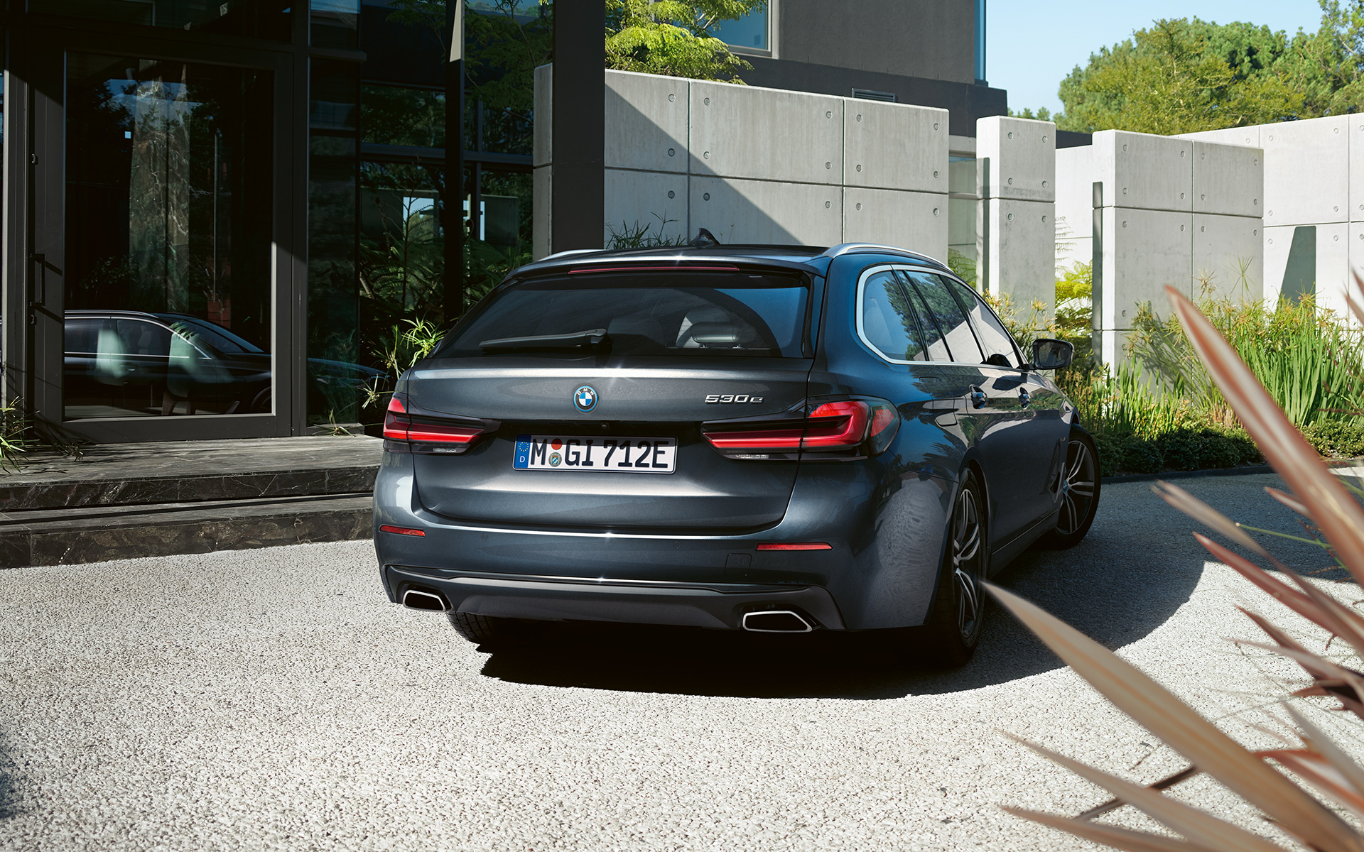 Zadný nástavec a koncovky výfuku voľného tvaru BMW radu 5 Touring G31 LCI Zadný nástavec a koncovky výfuku voľného tvaru BMW radu 5 Touring G31 Facelift 2020 Sophisto Grey zadná časť