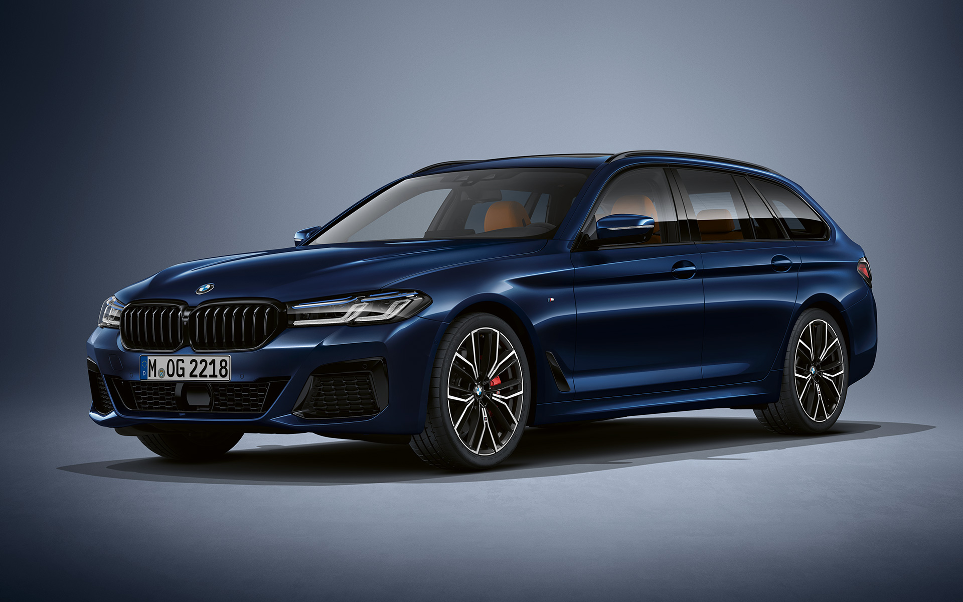 BMW radu 5 Touring Individual G31 LCI v BMW Individual metalíze Tanzanite Blue BMW radu 5 Touring Individual G31 Facelift 2020 predobočný pohľad statický v BMW Individual metalíze Tanzanite Blue