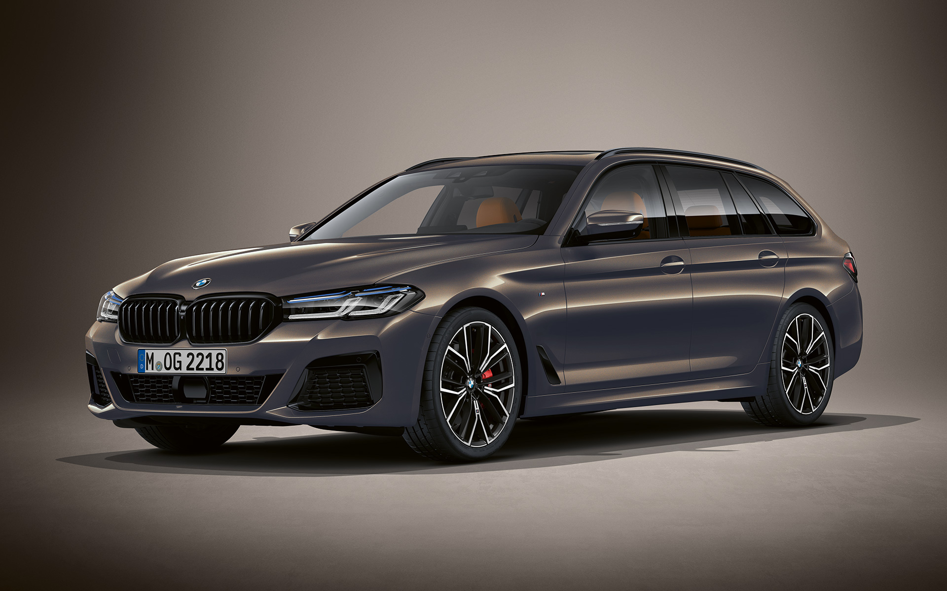 BMW radu 5 Touring Individual G31 LCI v BMW Individual metalíze Alvite Grey BMW radu 5 Touring Individual G31 Facelift 2020 predobočný pohľad statický v BMW Individual metalíze Alvite Grey