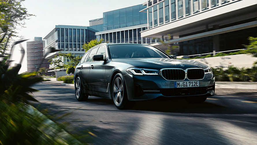 BMW radu 5 Touring G31 LCI exteriér BMW radu 5 Touring G31 Facelift 2020 530e PHEV Sophisto Grey jazda na vidieckej ceste