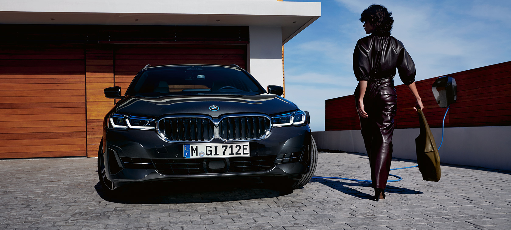 Plug-in hybrid BMW radu 5 Touring 2021 G31 LCI predný pohľad počas nabíjania Plug-in hybrid BMW radu 5 Touring 2021 G31 LCI predný pohľad počas nabíjania