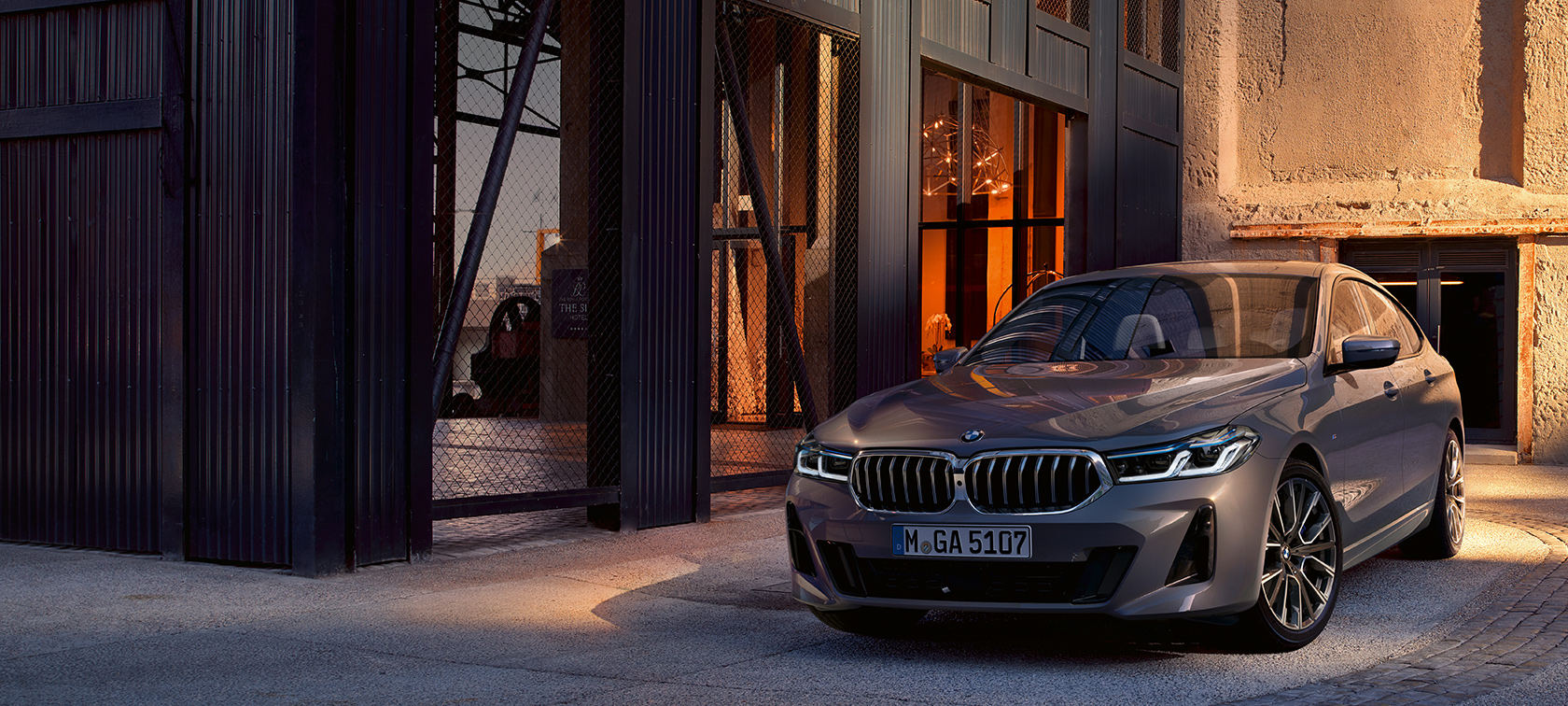 BMW radu 6 Gran Turismo G32 2020 BMW radu 6 Gran Turismo 640i xDrive G32 2020 Bernina Grey predobočný pohľad statický v hale