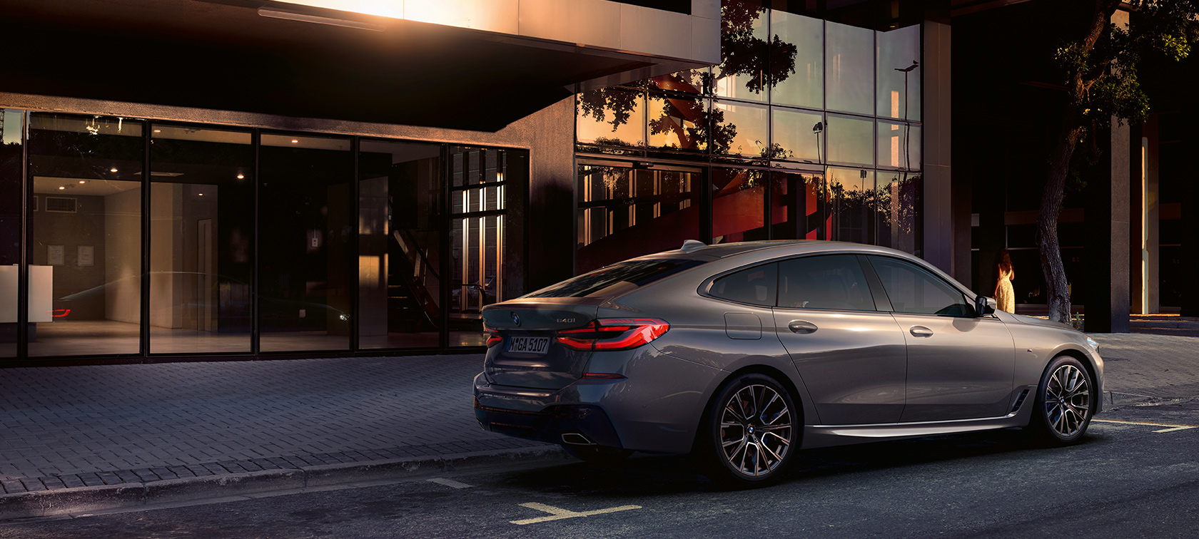 BMW radu 6 Gran Turismo G32 2020 BMW radu 6 Gran Turismo 640i xDrive G32 2020 Bernina Grey zadobočný pohľad statický pred budovou