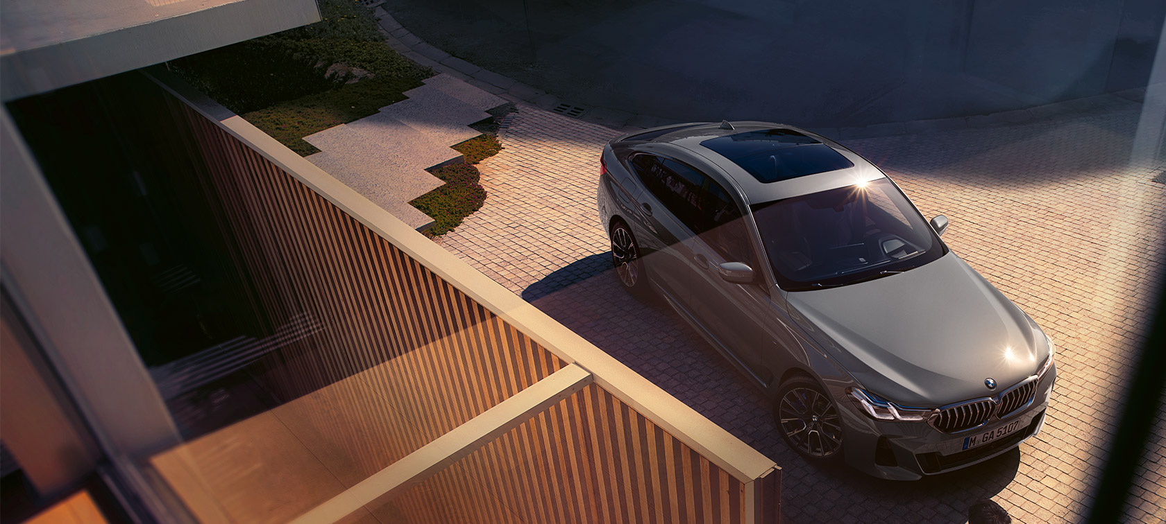 BMW radu 6 Gran Turismo 640i xDrive (G32), Bernina Grey BMW radu 6 Gran Turismo 640i xDrive (G32), Bernina Grey, predobočný pohľad zhora pred budovou