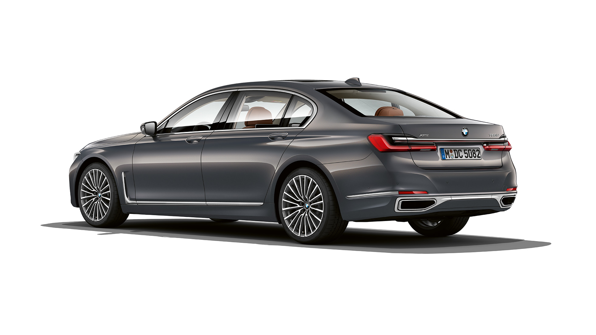 BMW radu 7 Sedan s dizajnom exteriéru Pure Excellence, trojštvrťový pohľad zozadu Sivé BMW radu 7 Sedan s dizajnom exteriéru Pure Excellence v trojštvrťovom pohľade zozadu