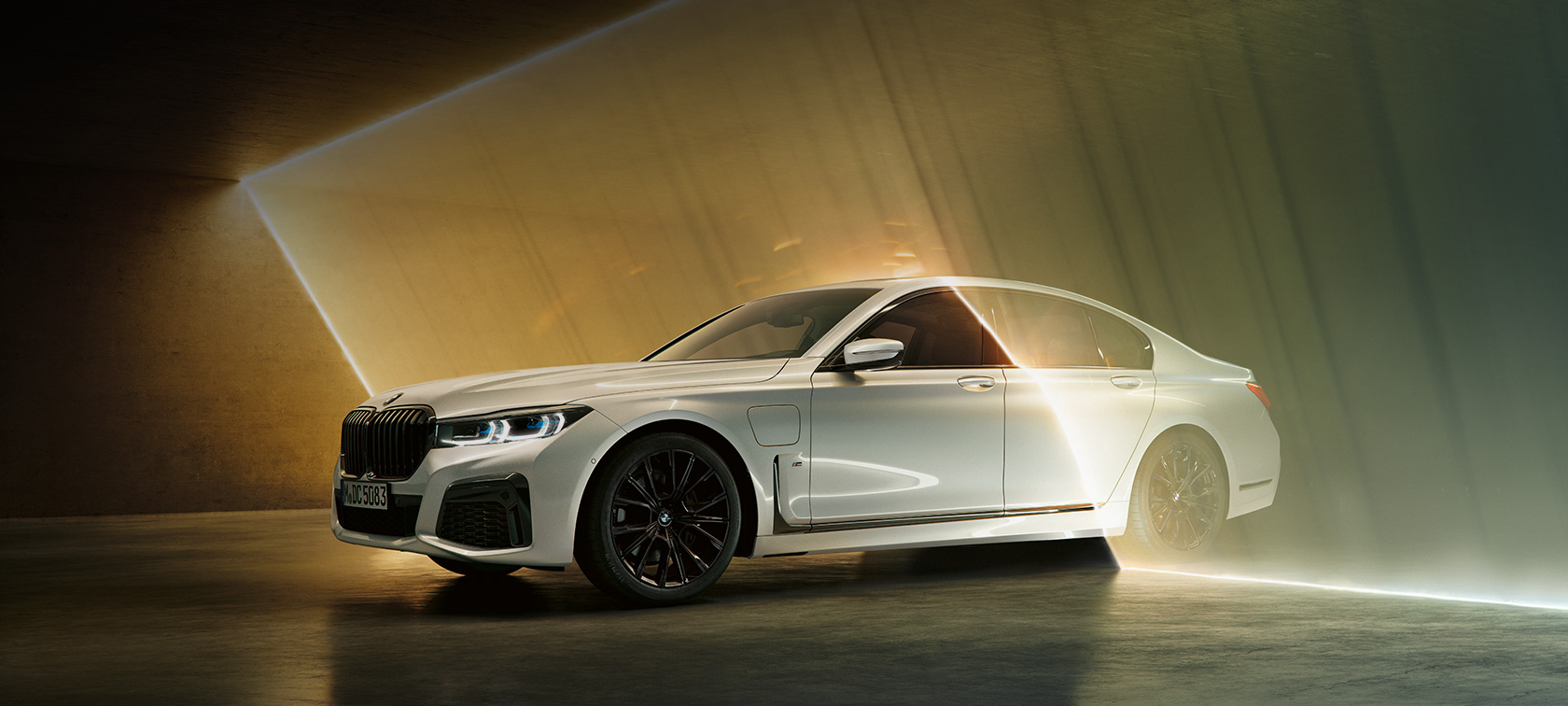 BMW radu 7 Sedan: biele, predobočný pohľad BMW radu 7 Sedan: biele BMW obkolesené lúčmi svetla, predobočný pohľad