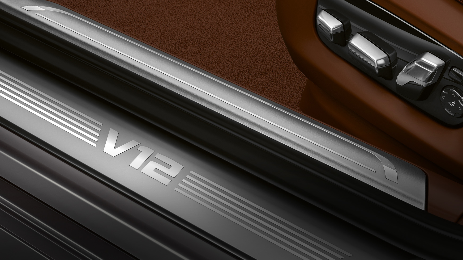 BMW vstupná lišta s nápisom V12 BMW M760Li xDrive: detailná snímka vstupnej lišty s nápisom V12