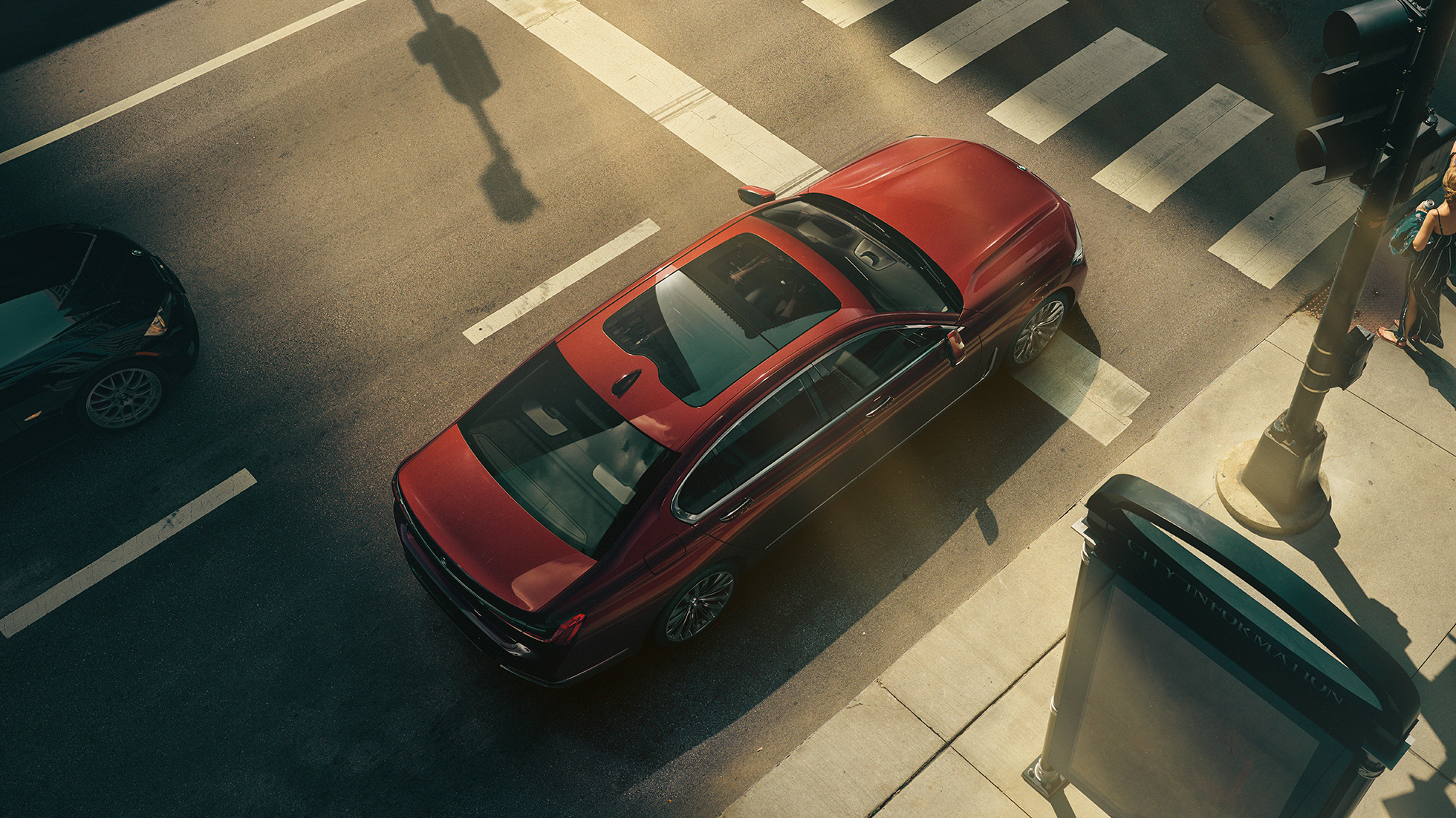 BMW Individual radu 7 Sedan, vtáčia perspektíva BMW Individual radu 7 Sedan v červenej farbe z vtáčej perspektívy