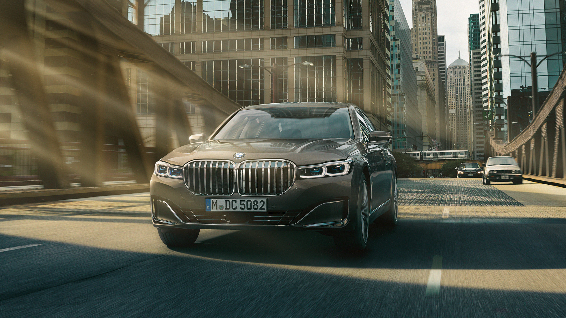 BMW radu 7 Sedan asistenčné systémy vodiča Asistenčné systémy vodiča: BMW radu 7 Sedan jazdiace pred kulisou mesta