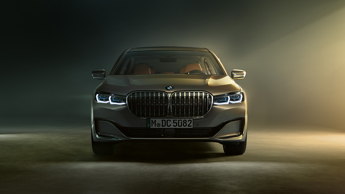 BMW radu 7 Sedan v pohľade spredu BMW radu 7 Sedan: pohľad na prednú časť v tlmenom svetle