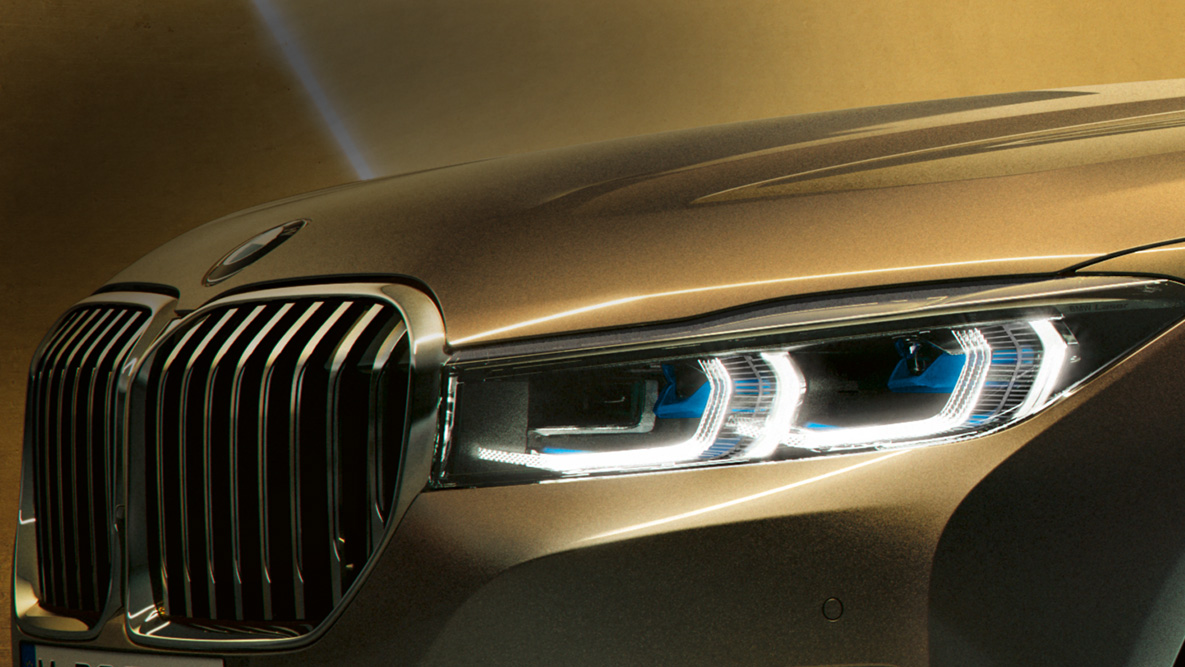 BMW radu 7 Sedan laserové svetlo BMW radu 7 Sedan: detail laserových svetiel s modro-bielymi lúčmi