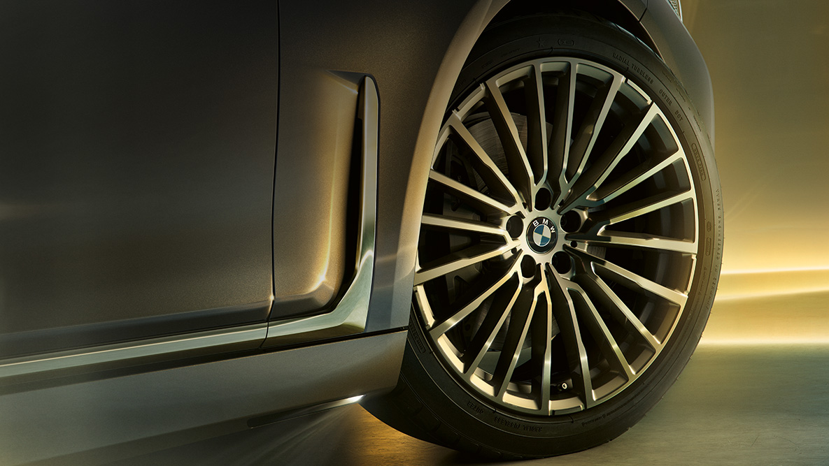 BMW radu 7 Sedan kolesá s viaclúčovým dizajnom BMW radu 7 Sedan: detail kolies s viaclúčovým dizajnom
