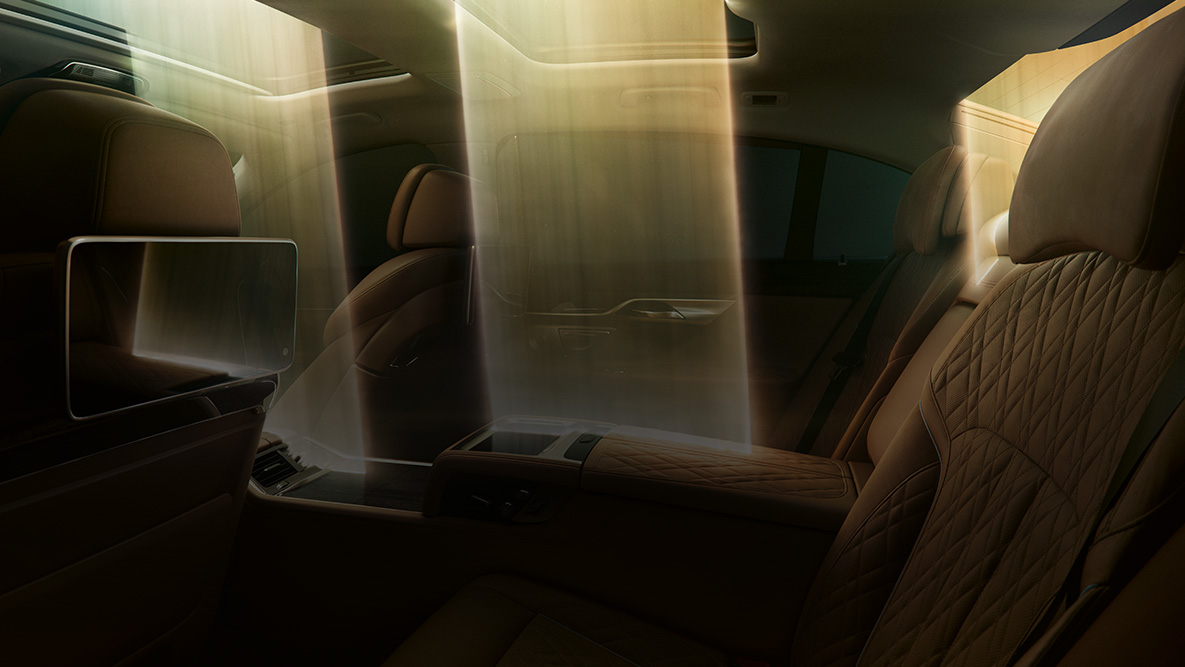 BMW radu 7 Sedan interiér BMW radu 7 Sedan interiér: prienik svetla cez panoramatickú sklenenú strechu