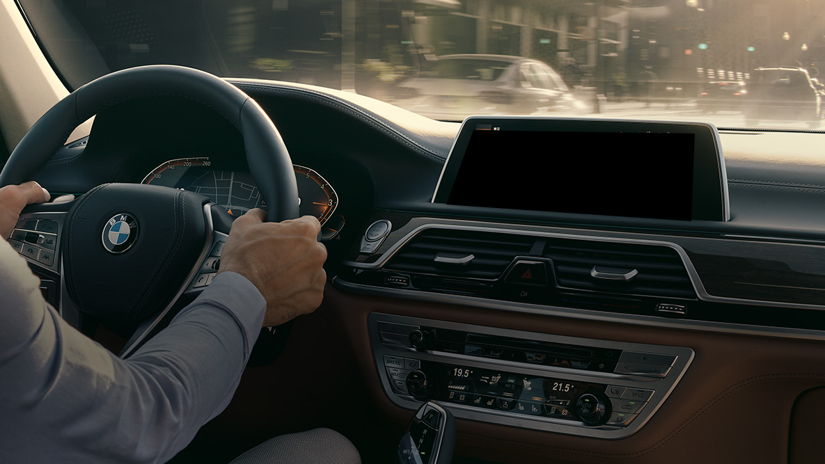 BMW Intelligent Personal Assistant BMW Intelligent Personal Assistant: muž jazdiaci v BMW, detail Live Cockpit Professional