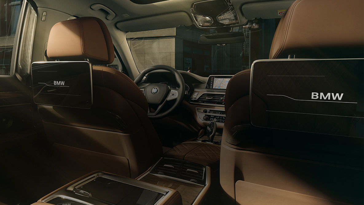 BMW radu 7 Sedan, zábavný systém pre cestujúcich na zadných sedadlách BMW radu 7 Sedan: pohľad zozadu na zábavný systém pre cestujúcich na zadných sedadlách s HD dotykovými obrazovkami