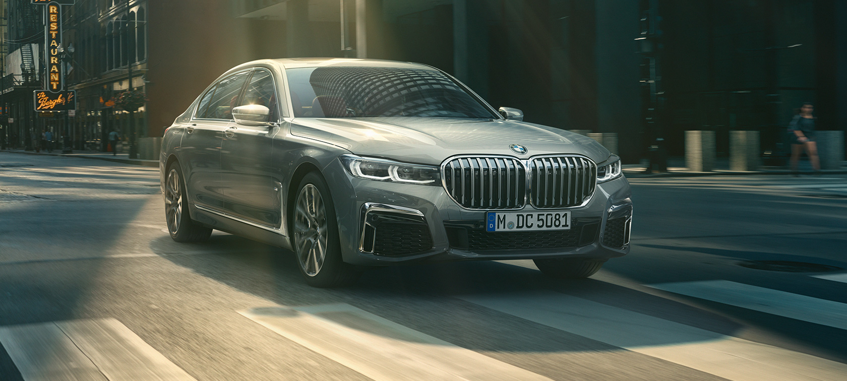 BMW radu 7 Sedan G11 G12 2019 Bernina Grey s jantárovým efektom predobočný záber jazdný BMW radu 7 Sedan G11 G12 2019 Bernina Grey s jantárovým efektom predobočný záber jazdný v meste