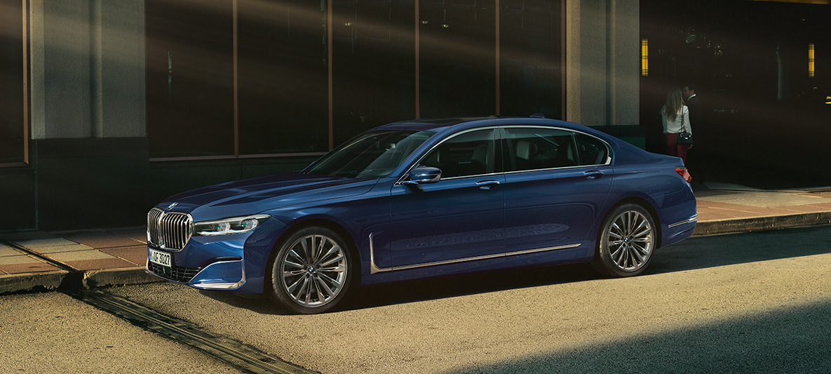 BMW radu 7 Sedan G11 G12 BMW Individual metalíza Aventurine Red bočný pohľad BMW radu 7 Sedan G11 G12 BMW Individual metalíza Aventurine Red bočný pohľad v meste