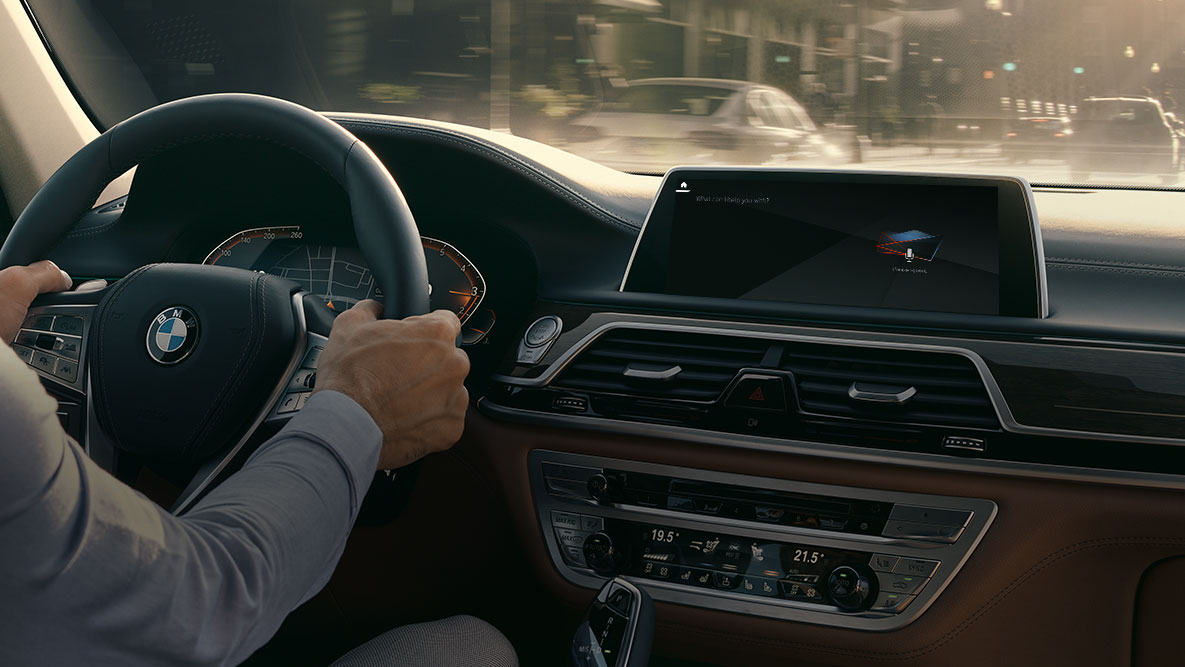 BMW radu 7 Sedan G11 G12 2019 BMW Intelligent Personal Assistant BMW radu 7 Sedan G11 G12 2019 muž v kokpite, pohľad na BMW Intelligent Personal Assistant