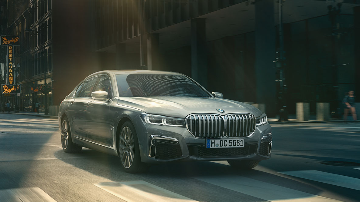 BMW radu 7 Sedan G11 G12 2019 Driving Assistant Professional BMW radu 7 Sedan G11 G12 2019 predobočný pohľad jazdný v meste Driving Assistant Professional