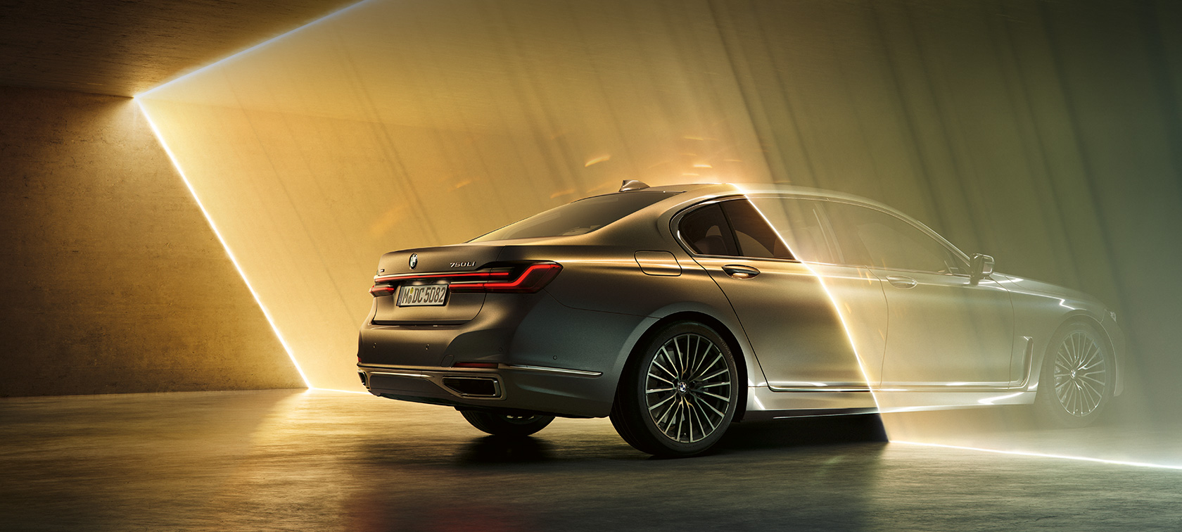 BMW radu 7 Sedan G11 G12 2019 technické údaje BMW radu 7 Sedan G11 G12 2019 Bernina Grey s jantárovým efektom predobočný záber detailný pohľad