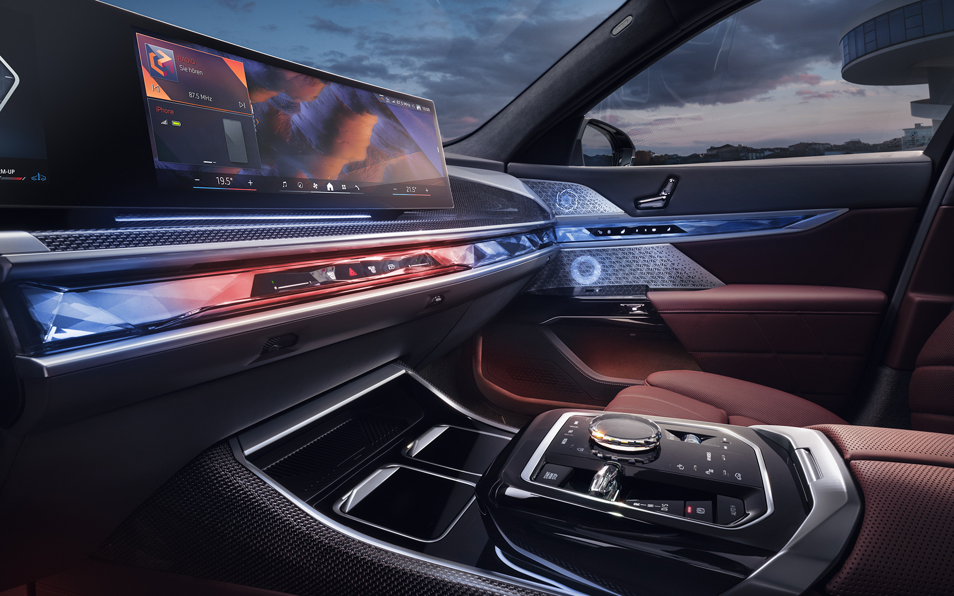 Interiér pohľad dopredu BMW radu 7 Sedan G70 ICE 740i M Sport balík BMW radu 7 Sedan G70 ICE 740i M Sport balík interiér pohľad dopredu sklenené aplikácie CraftedClarity a Curved Display