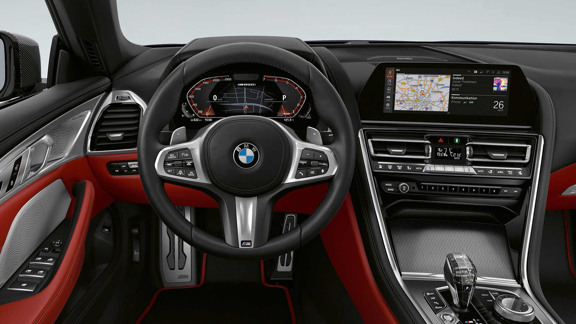 BMW M850i xDrive, metalíza Carbon Black, kokpit a M kožený volant. BMW M850i xDrive, metalíza Carbon Black, kokpit a M kožený volant.