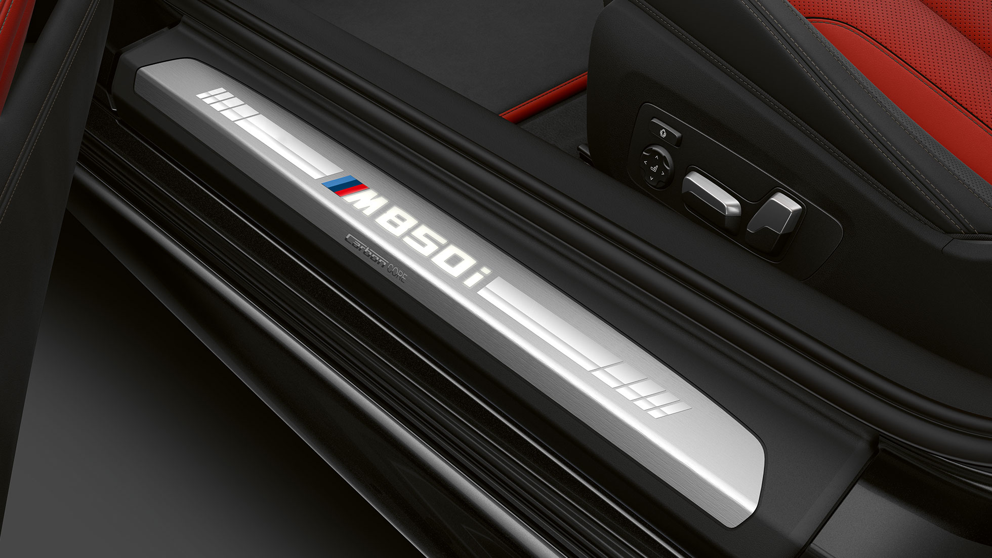BMW M850i xDrive, metalíza Carbon Black, prahová lišta. BMW M850i xDrive, metalíza Carbon Black, prahová lišta.
