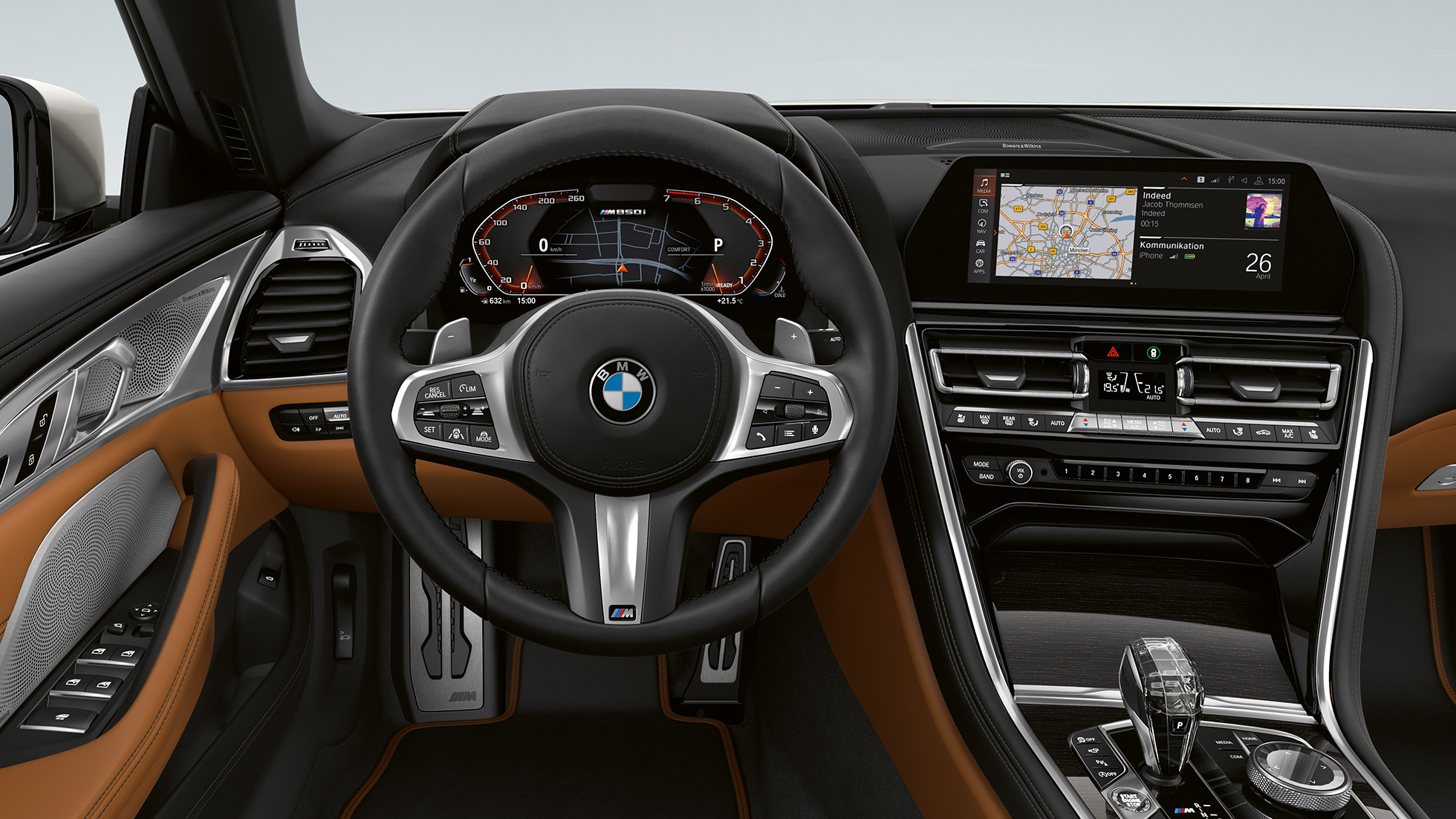 BMW M850i xDrive, metalíza Mineral White, kokpit a M Šport volant. BMW M850i xDrive, metalíza Mineral White, kokpit a M Šport volant.