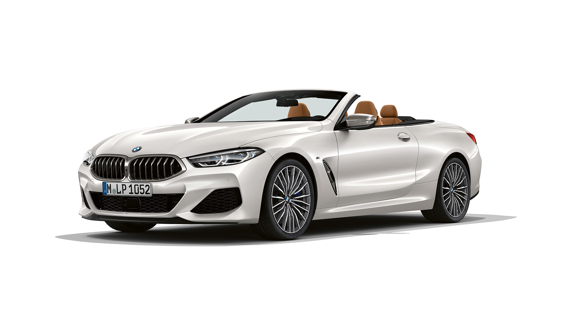 BMW M850i xDrive, metalíza Mineral White, predobočný pohľad. BMW M850i xDrive, metalíza Mineral White, predobočný pohľad.