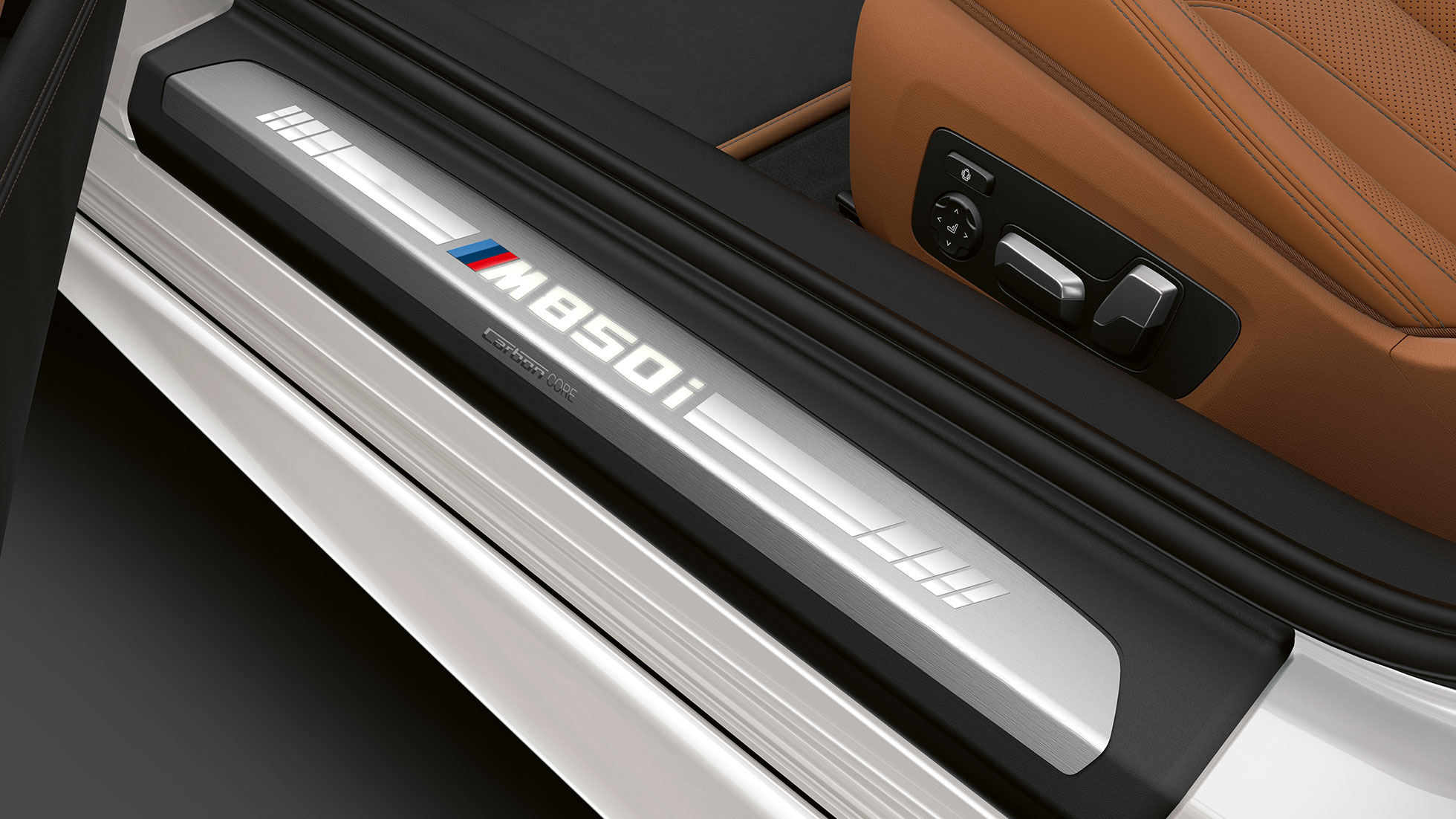 BMW M850i xDrive, metalíza Mineral White, prahová lišta. BMW M850i xDrive, metalíza Mineral White, prahová lišta.