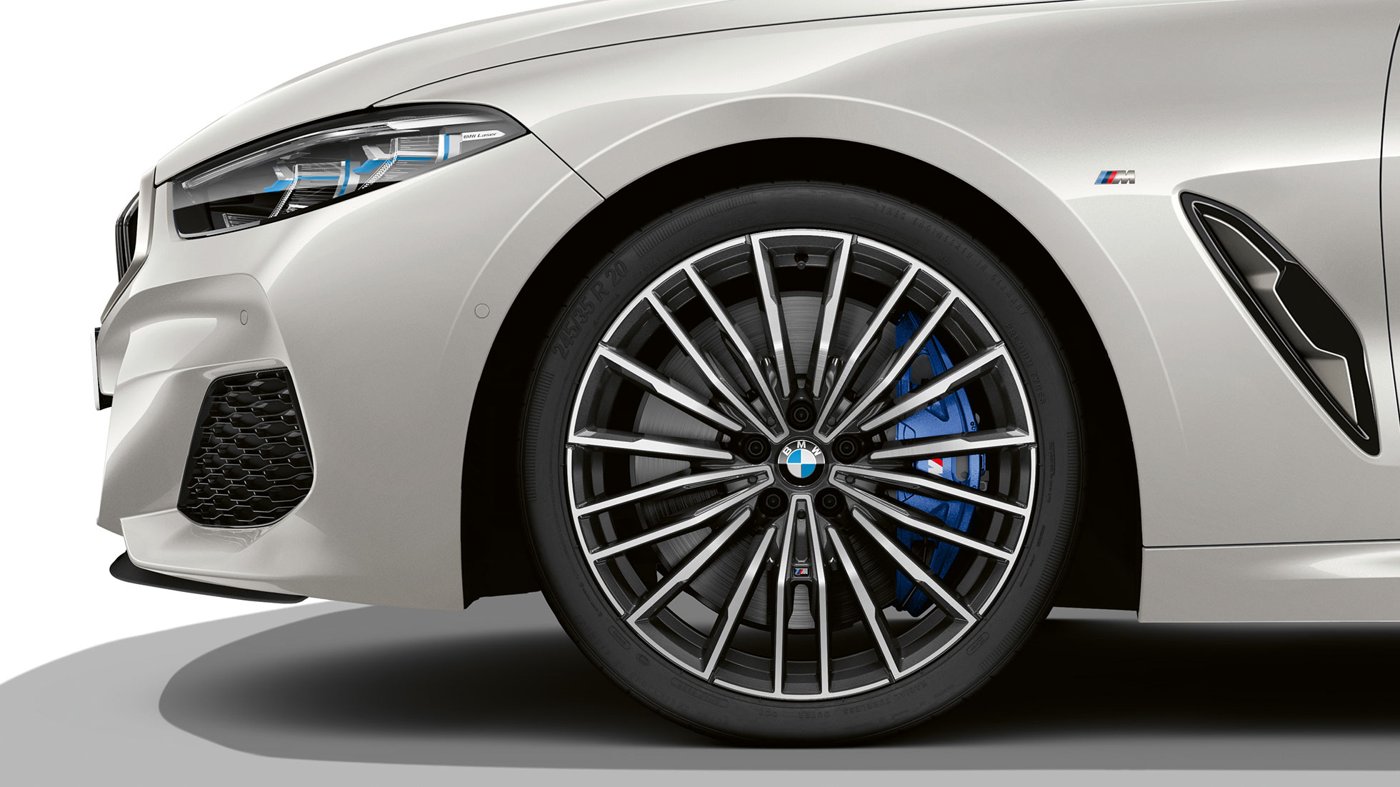 BMW M850i xDrive, metalíza Mineral White, 20-palcové M disky z ľahkej zliatiny Multi-spoke 729 BMW M850i xDrive, metalíza Mineral White, 20-palcové M disky z ľahkej zliatiny Multi-spoke 729
