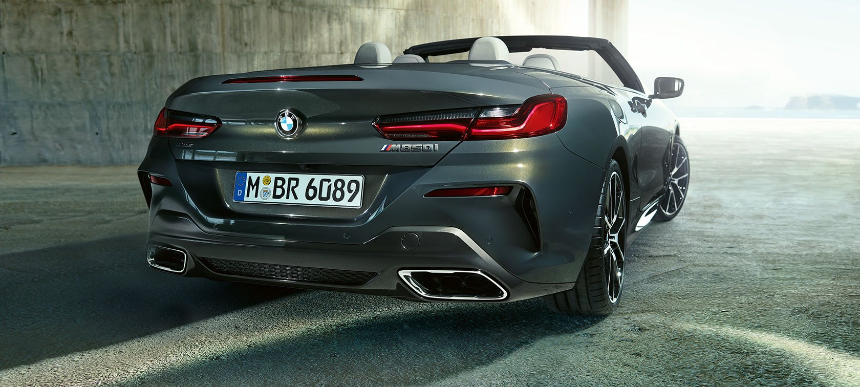 BMW M850i xDrive, metalíza Dravit Grey, zadobočný pohľad. BMW M850i xDrive, metalíza Dravit Grey, zadobočný pohľad.