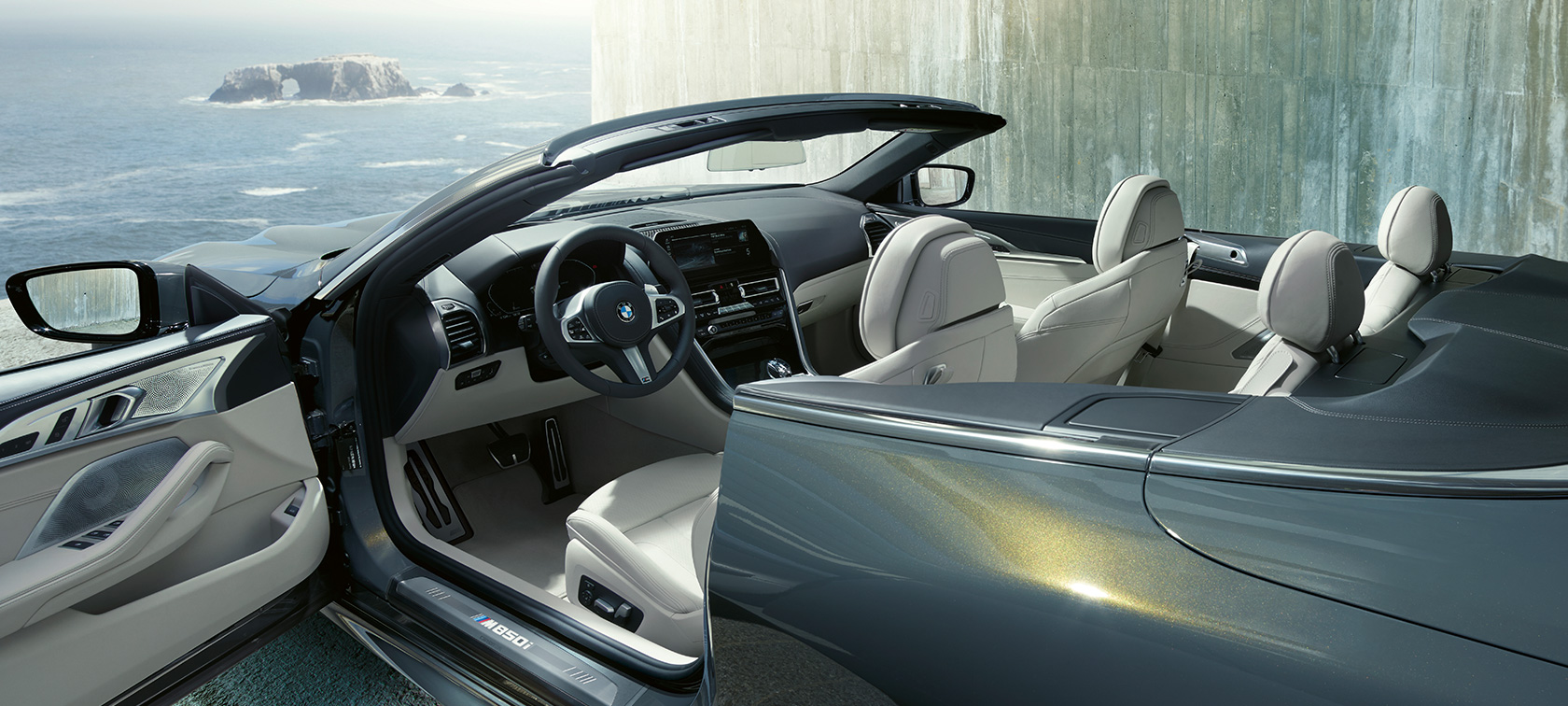 BMW M850i xDrive, metalíza Dravit Grey, bočný pohľad, otvorená strecha a dvere. BMW M850i xDrive, metalíza Dravit Grey, bočný pohľad, otvorená strecha a dvere.