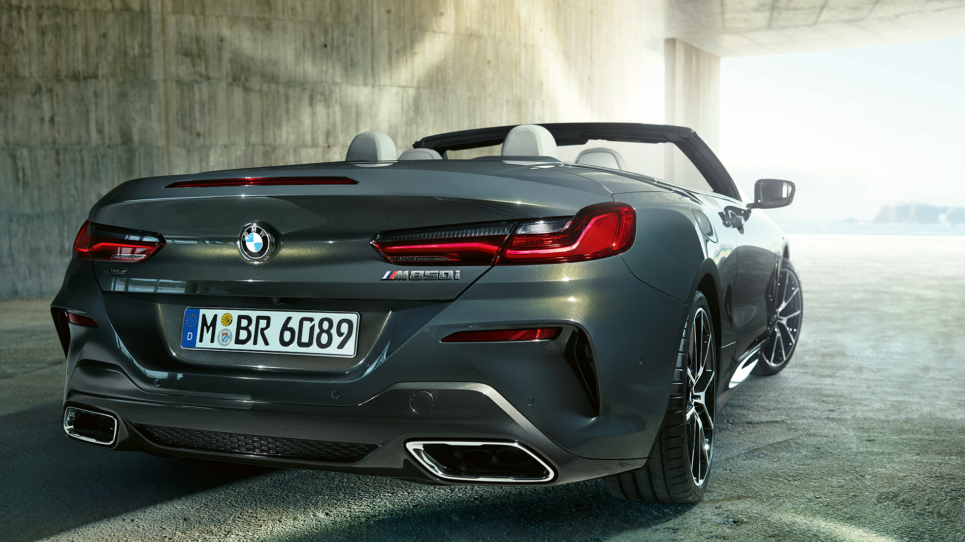 BMW M850i xDrive, metalíza Dravit Grey, pravý zadobočný pohľad. BMW M850i xDrive, metalíza Dravit Grey, pravý zadobočný pohľad.