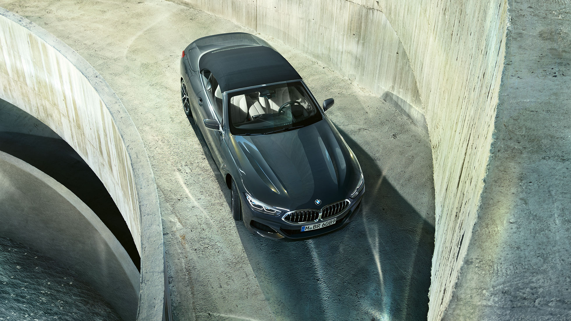 BMW M850i xDrive, metalíza Dravit Grey, čierna strecha, pohľad z vtáčej perspektívy. BMW M850i xDrive, metalíza Dravit Grey, čierna strecha, pohľad z vtáčej perspektívy.