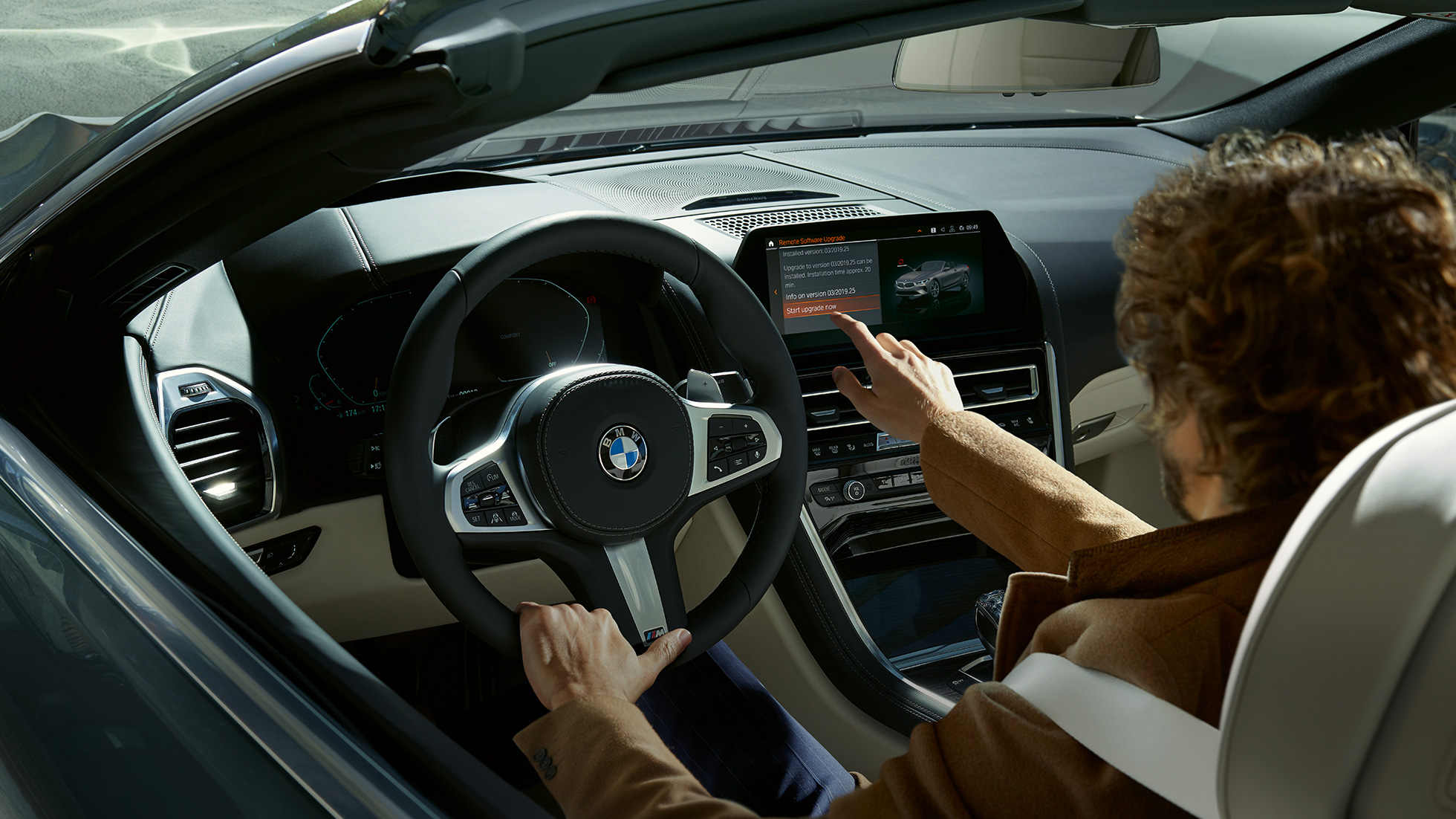 BMW M850i xDrive, vodič ovláda BMW Live Cockpit Professional dotykovým ovládaním. BMW M850i xDrive, vodič ovláda BMW Live Cockpit Professional dotykovým ovládaním.
