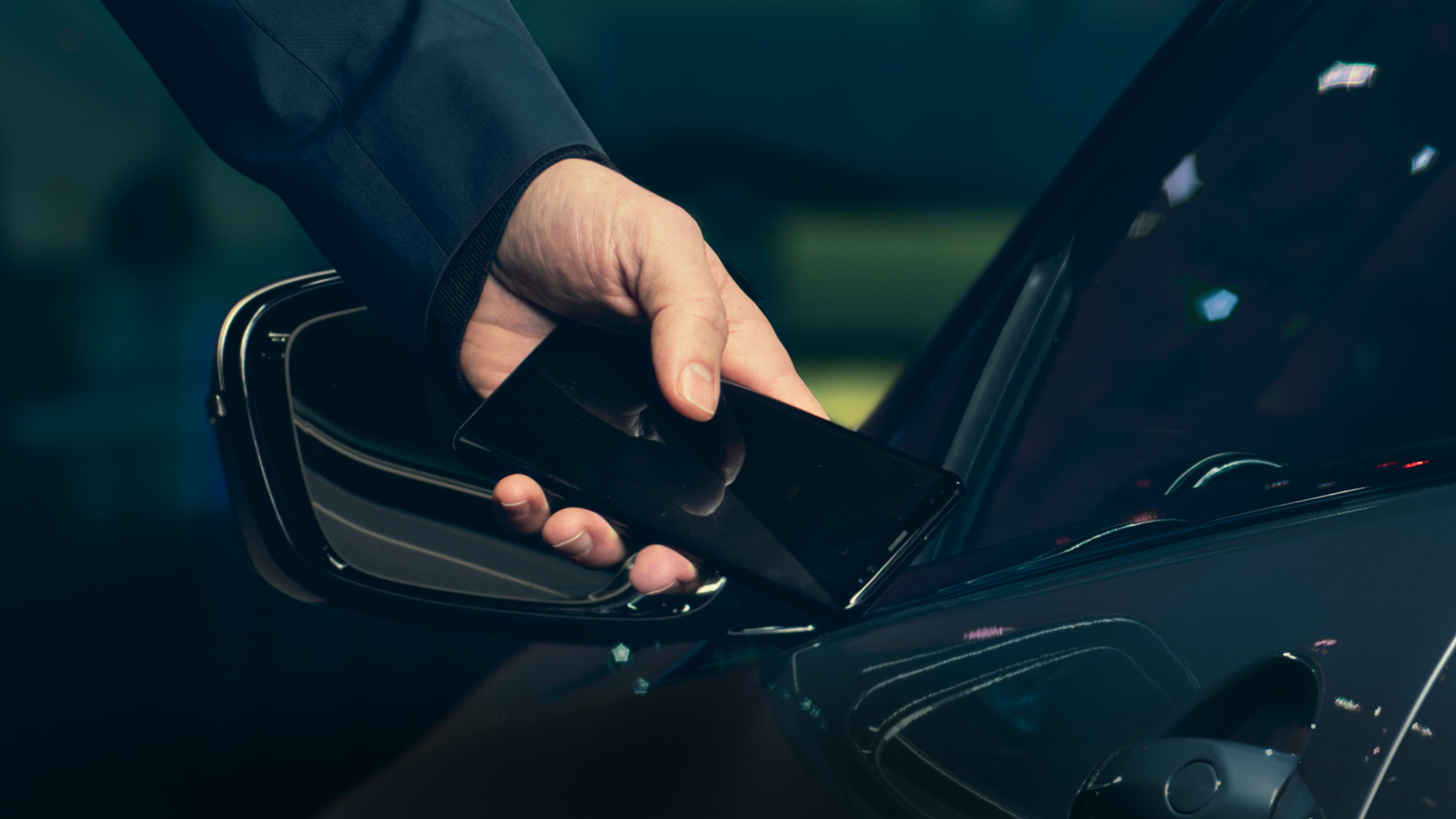 BMW M850i xDrive, vodič otvára vozidlo smartfónom s funkciou Digital Key. BMW M850i xDrive, vodič otvára vozidlo smartfónom s funkciou Digital Key.