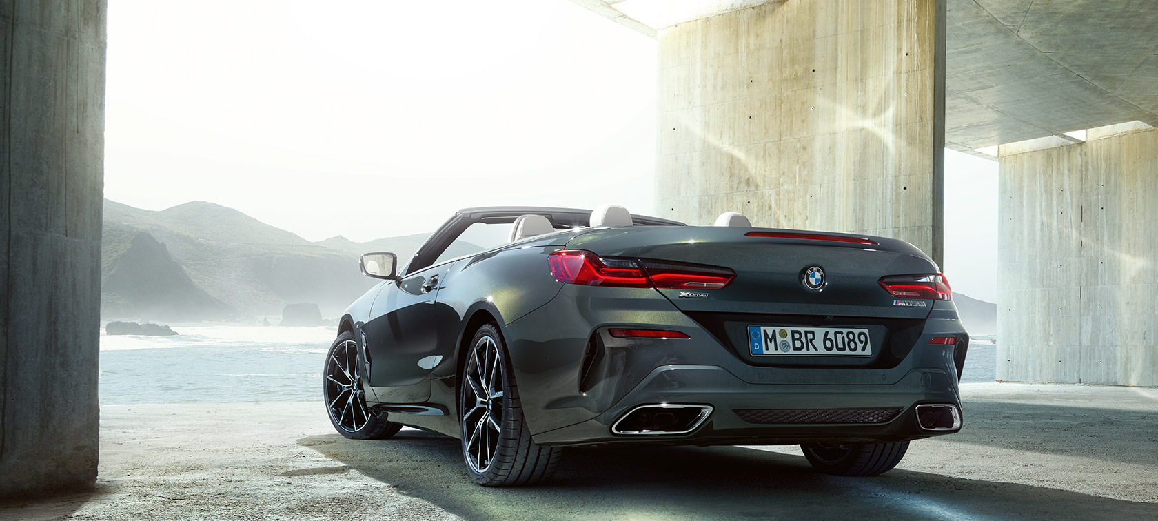 BMW M850i xDrive, metalíza Dravit Grey, ľavý zadobočný pohľad. BMW M850i xDrive, metalíza Dravit Grey, ľavý zadobočný pohľad.