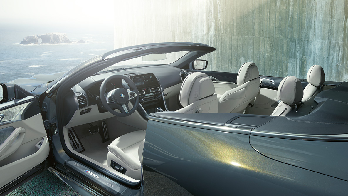 BMW M850i xDrive, metalíza Dravit Grey, interiér, otvorená strecha a dvere. BMW M850i xDrive, metalíza Dravit Grey, interiér, otvorená strecha a dvere.