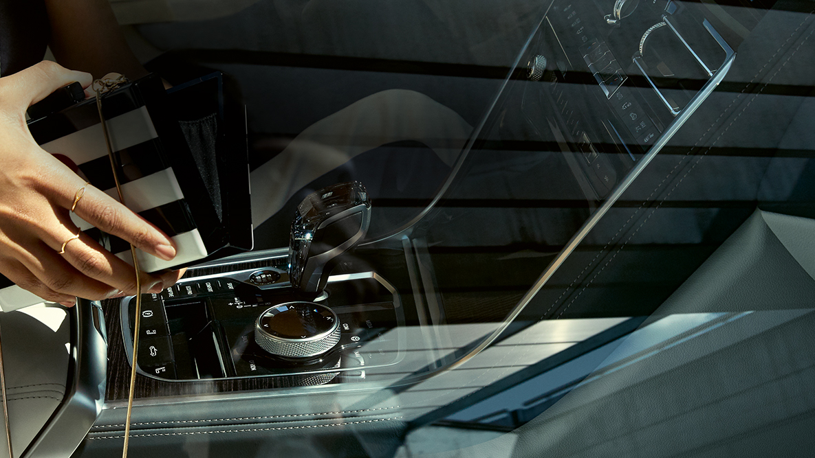 BMW M850i xDrive, interiér, sklenené aplikácie CraftedClarity, žena s otvorenou kabelkou. BMW M850i xDrive, interiér, sklenené aplikácie CraftedClarity, žena s otvorenou kabelkou.