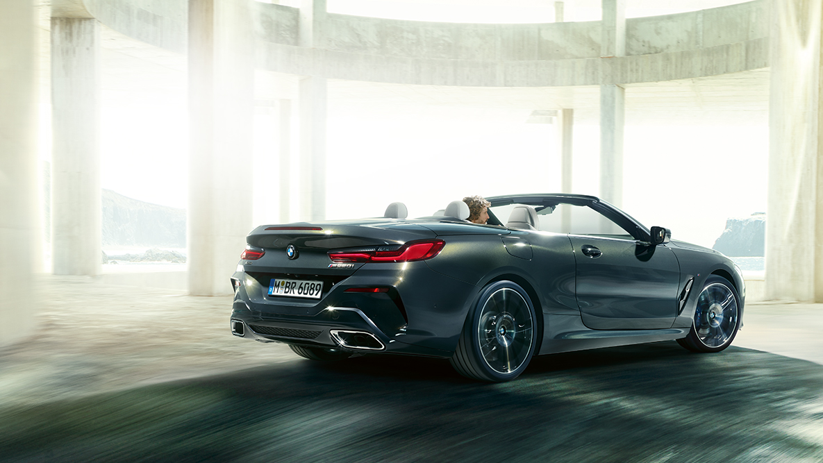 BMW M850i xDrive s otvorenou strechou, jazdný bočný pohľad. BMW M850i xDrive s otvorenou strechou, jazdný bočný pohľad.