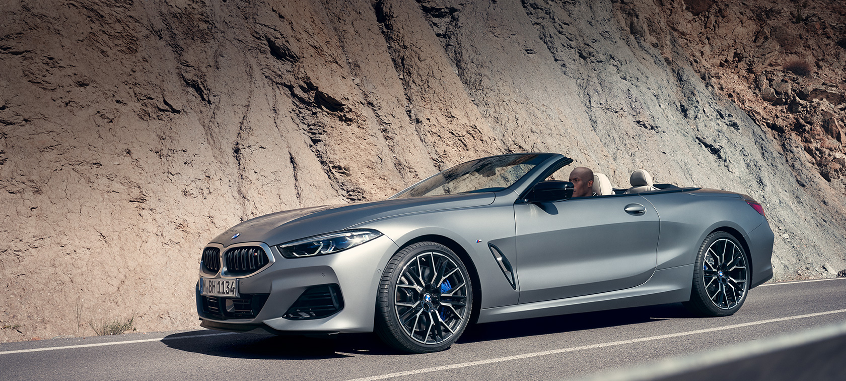 Nové BMW radu 8 Cabrio G14 LCI Facelift 2022 BMW M850i xDrive BMW Individual metalíza Frozen Pure Grey bočný pohľad statický pred budovou Nové BMW radu 8 Cabrio G14 LCI Facelift 2022 BMW M850i xDrive BMW Individual metalíza Frozen Pure Grey bočný pohľad statický pred budovou