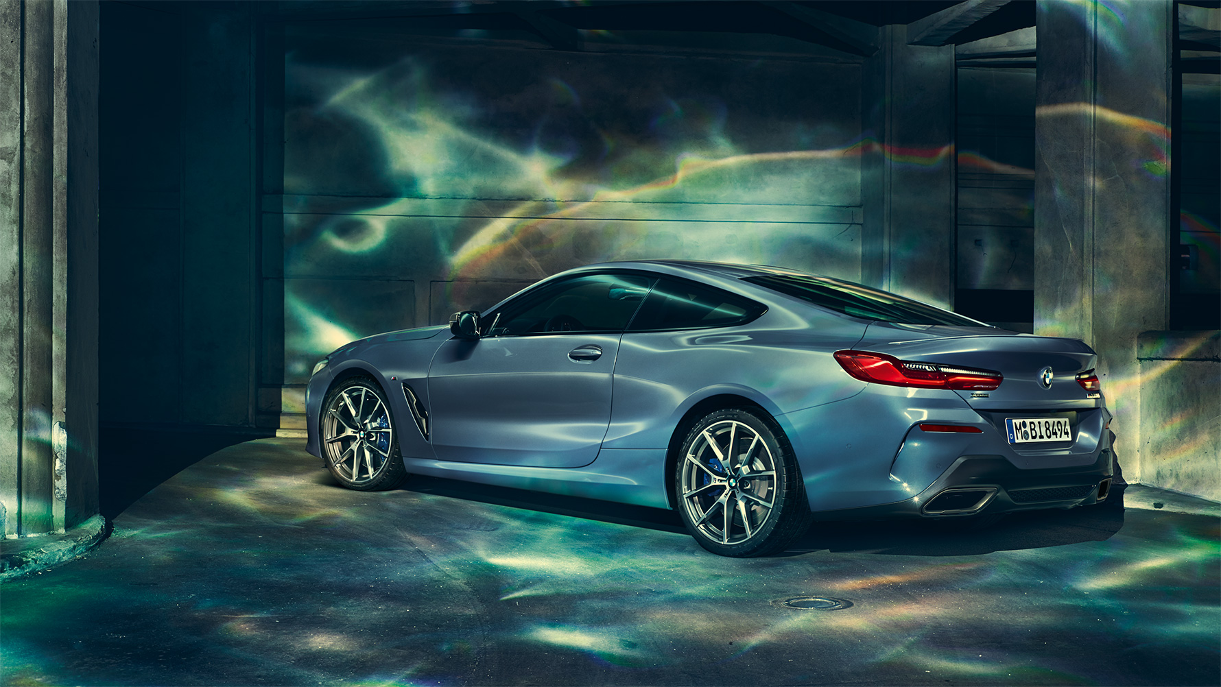 BMW radu 8, predobočný pohľad Predobočný statický záber na BMW radu 8 Coupé v mestskom prostredí.