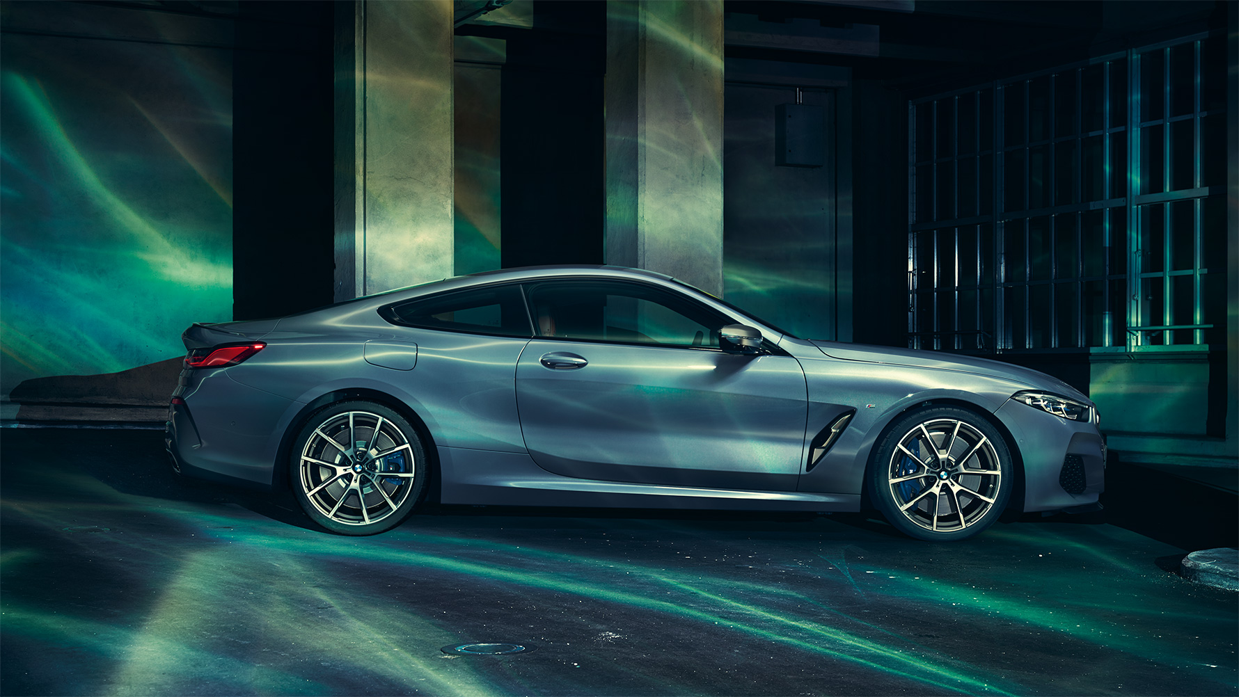 BMW radu 8, bočný pohľad Bočný statický záber na BMW radu 8 Coupé v mestskom prostredí.