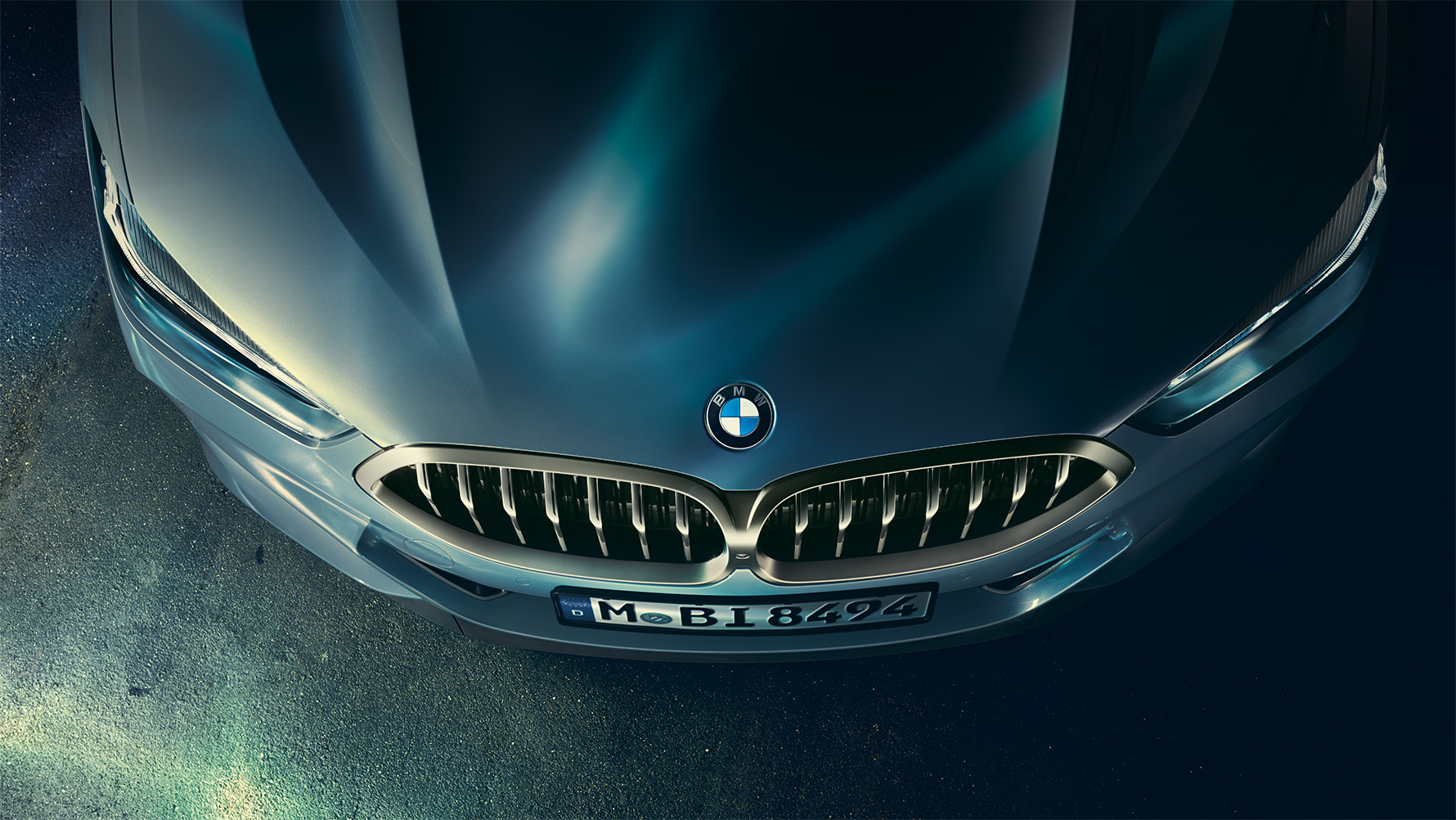 BMW radu 8 Coupé, predná kapota Detail na prednú kapotu BMW radu 8 Coupé z vtáčej perspektívy.