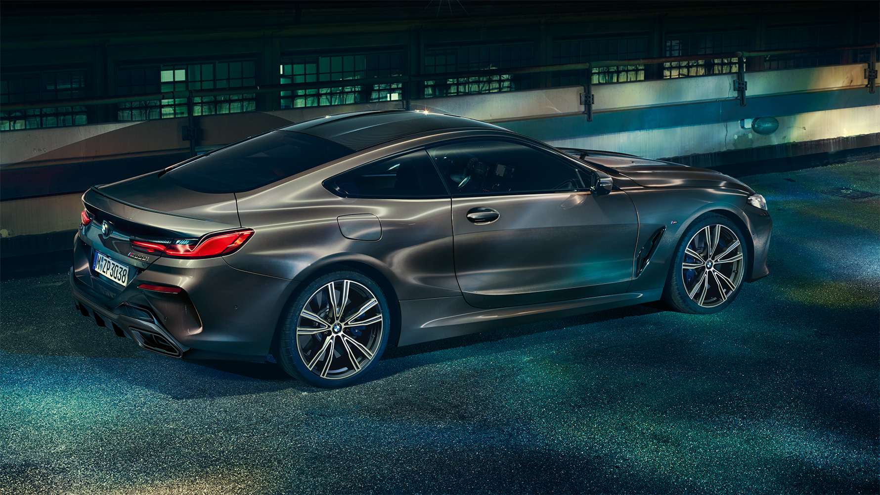 Statický bočný záber na BMW radu 8 Coupé s výbavou BMW Individual v nočnom mestskom prostredí. Statický bočný záber na BMW radu 8 Coupé s výbavou BMW Individual v nočnom mestskom prostredí.